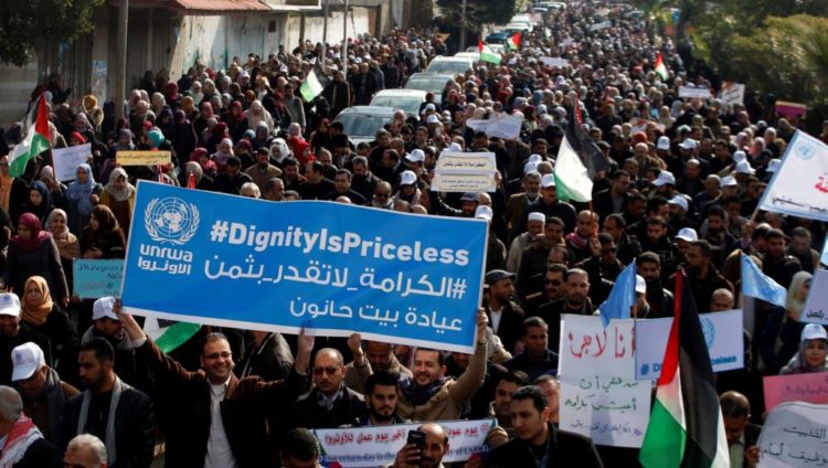 الفلسطينيون أكدوا غير مرة رفضهم لإغلاق وكالة الأونروا (رويترز)
