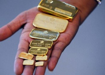 شابة روسية حاولت تهريب سبائك ذهبية في حذائها