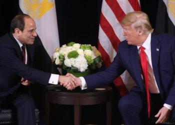 صحيفة واشنطن بوست دعت الصحفيين إلى توقع القليل من الرئيس ترامب الذي وصف السيسي بديكتاتوره المفضل (رويترز)