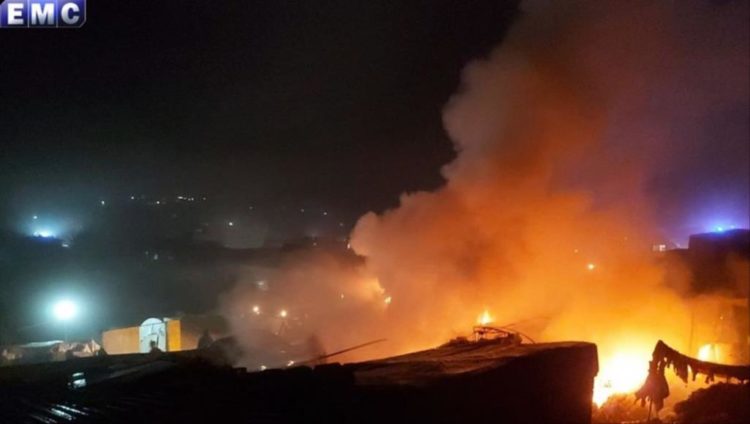 صورة نشرها مركز إدلب الإعلامي للحرائق التي اشتعلت في خيام النازحين جراء القصف
