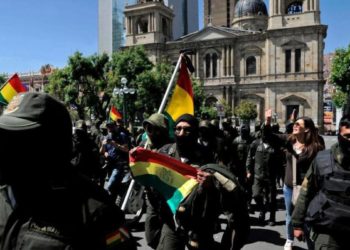 عناصر الشرطة تركوا القصر الرئاسي وانضموا إلى المتظاهرين