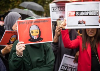 مسلمات فرنسيات خلال احتجاج نُظّم أواخر الشهر الماضي بباريس ضد الإسلاموفوبيا (الأوروبية)