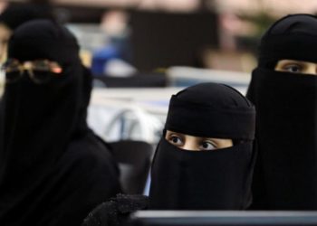 سيدات سعوديات يرتدين النقاب