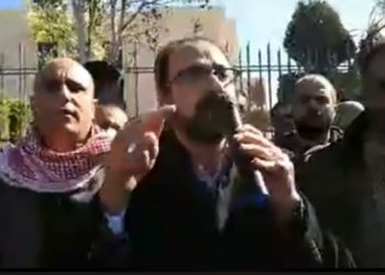 وقفة لمعلمي الكرك أمام قصر العدل للمطالبة بالإفراج عن زملائهم (شاهد)