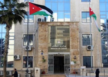 العمل تنذر شركة الكهرباء الوطنية وتطالبها بدفع ساعات الإضافي للعاملين