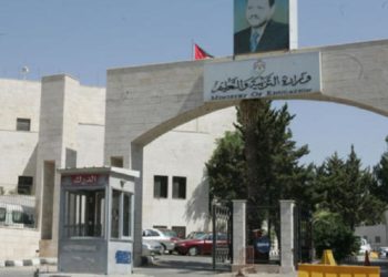 سقوط أجزاء من قصارة بغرف صفية في مدرسة سما السرحان ولا اصابات