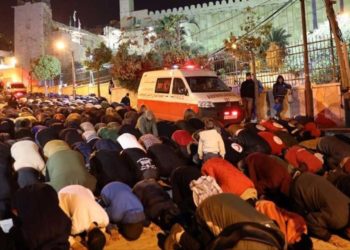لمقاومة التهويد.. آلاف الفلسطينيين يصلون الفجر بالمسجد الإبراهيمي