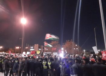 وقفة احتجاجية تطالب بإلغاء اتفاقية الغاز قبيل دخولها حيز التنفيذ (شاهد)