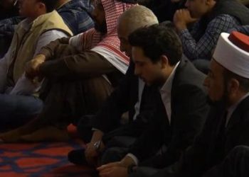 ولي العهد يؤدي صلاة الجمعة في مسجد الملك المؤسس