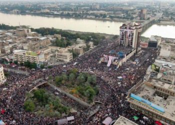 آلاف العراقيين يحتشدون في ساحة التحرير وسط بغداد