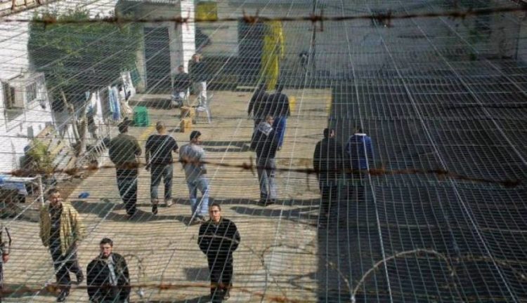 أسرى عسقلان يشرعون بإضراب مفتوح عن الطعام