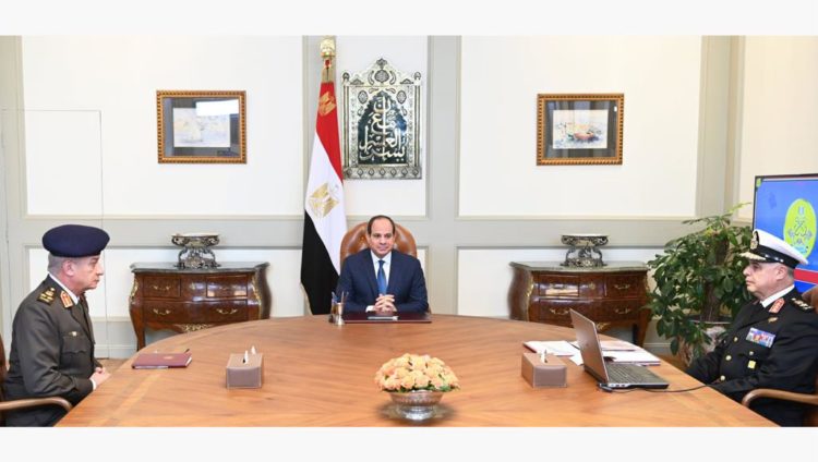 الرئيس المصري طالب وزير الدفاع وقائد القوات البحرية بتعزيز قدرات التأمين الشامل على امتداد الحدود البرية والبحرية (مواقع التواصل)
