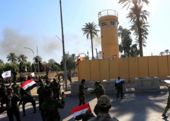 المحتجون اقتحموا السفارة الأميركية ببغداد