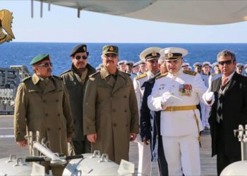 حفتر يزور حاملة الطائرات الروسية أدميرال كوزنيتسوف في البحر المتوسط الليبية (مواقع التواصل الاجتماعي)