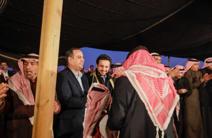 ولي العهد يلتقي مجموعة من أبناء البادية الشمالية