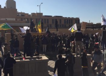 المحتجون قرب السفارة الأميركية ببغداد يبدأون إنسحابهم