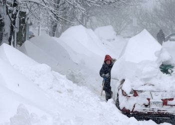 مقتل 10 أشخاص وإلغاء آلاف الرحلات الجوية بأمريكا بعد عاصفة ثلجية
