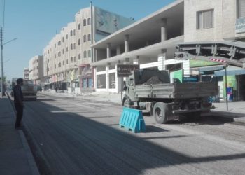 مطالبات بحل مشكلة تجمّع المياه بالشارع الشرقي بمادبا