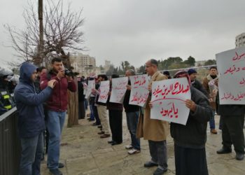 وقفة احتجاجية أمام النواب تطالب بإسقاط “اتفاقية العار” (شاهد)