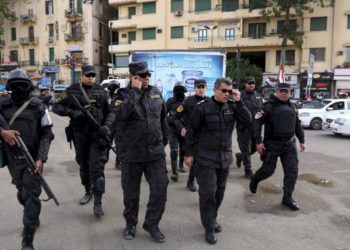 الشرطة المصرية اقتحمت مكتب وكالة الأناضول بالقاهرة واعتقلت صحفيين (رويترز)