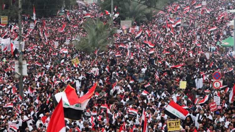 المتظاهرون هتفوا بشعارات للمطالبة بإخراج القوات الأميركية من العراق وضرب الفاسدين (رويترز).jpg