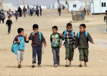 توزيع ألبسة شتوية على لاجئين سوريين في الطفيلة