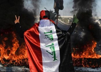 متظاهر وإطارات مشتعلة تغلق الطريق المؤدي لمطار النجف