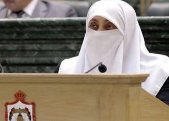 العتوم تسأل الحكومة مجددًا عن “مناهج كولنز”