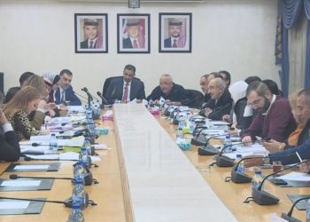 “العمل”: استخدام العمالة دون ترخيص يدخل في الاتجار بالبشر