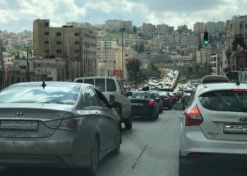 خبير: أزماتنا الخانقة وراءها “دلع شعبي” وارتباكٌ حكومي