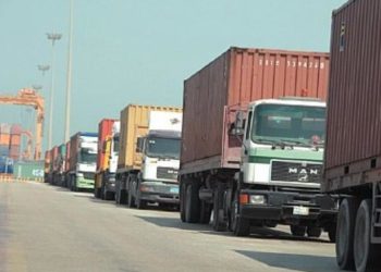 العقبة.. سائقو شاحنات يطالبون وزارة النقل تنظيم الدور بـ”عدالة”