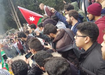 وقفة طلابية في “الأردنية” رفضا لصفقة القرن