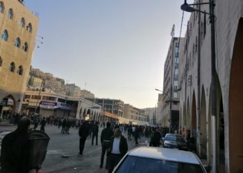 الأمن يفتح طريق وسط البلد بعد فوضى بسبب مشاجرة (شاهد)