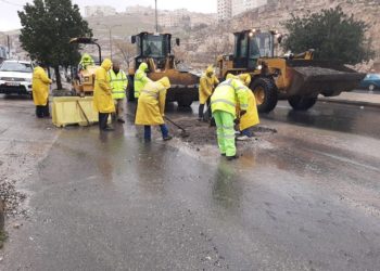 كوادر الأمانة تواصل صيانه الطرق المتضررة (شاهد)