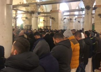 آلاف يؤدون صلاة الفجر في “الأقصى”