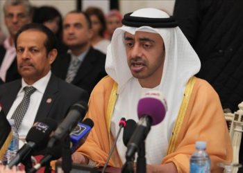 وزير خارجية الإمارات يشارك مقالاً يدعو لقبول “صفقة القرن”