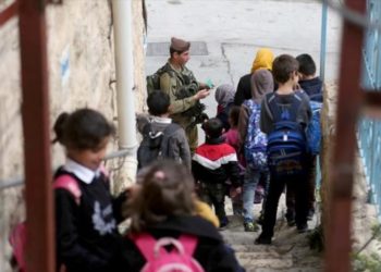 “إسرائيل” تبحث عن أسلحة في حقائب أطفال روضة فلسطينيين