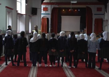 الطالبات المسلمات يحققن أعلى الدرجات أكاديميا على مستوى بريطانيا (الجزيرة)