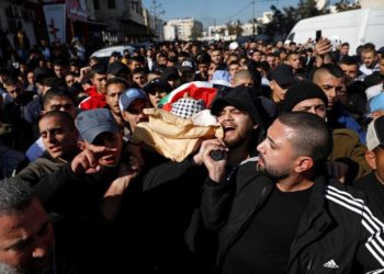 الفلسطينيون يشيعون أحد شهداء جنين (رويترز)