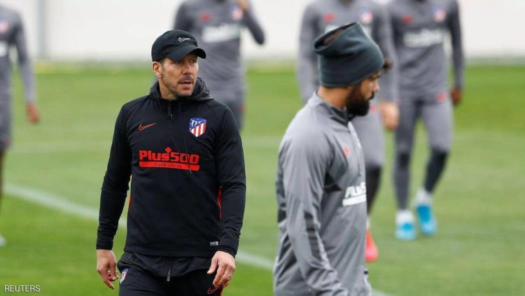 المدرب دييغو سيميوني بصحبة المهاجم دييغو كوستا خلال تمرين.