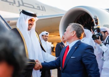 الملك في مقدمة مستقبلي أمير قطر