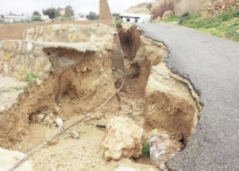 انزلاق صخور في طرق رئيسية بالطفيلة جراء الأمطار