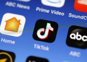 الاتصالات تحذر أولياء الأمور من تطبيق “تيك توك”