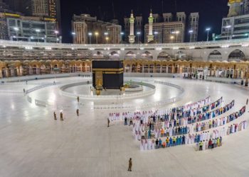 أول صلاة تراويح بالحرمين والأقصى في زمن كورونا (شاهد)