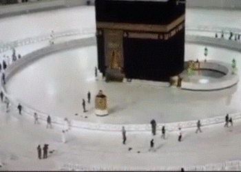 كيف بدا أول طواف حول الكعبة بعد تعليقه بسبب كورونا (شاهد)