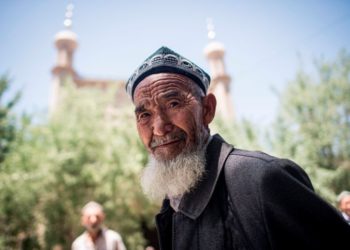 الصين تجبر الإيغور على أكل “الخنزير” في نهار رمضان (فيديو)