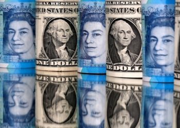 الدولار يرتفع وسط مخاوف من عودة حرب التجارة الأمريكية الصينية