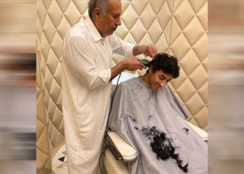 صورة رئيس وزراء قطر الأسبق يحلق شعر فلاح بن حمد تثير تفاعلا