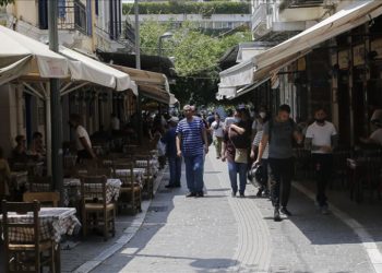 بعد إغلاق شهرين.. مقاهي ومطاعم اليونان تفتح مجددا