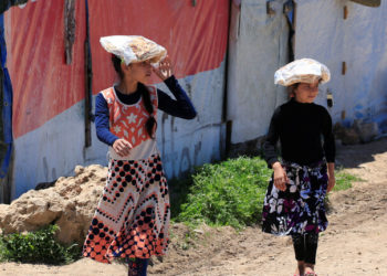 عشرات حالات التسمم بمخيم للنازحين بإدلب بسبب وجبات فاسدة